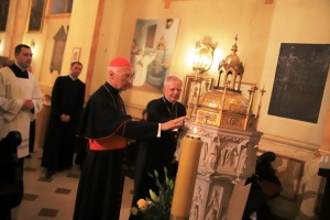 kardynał scola przy chrzcielnicy karola wojtyły